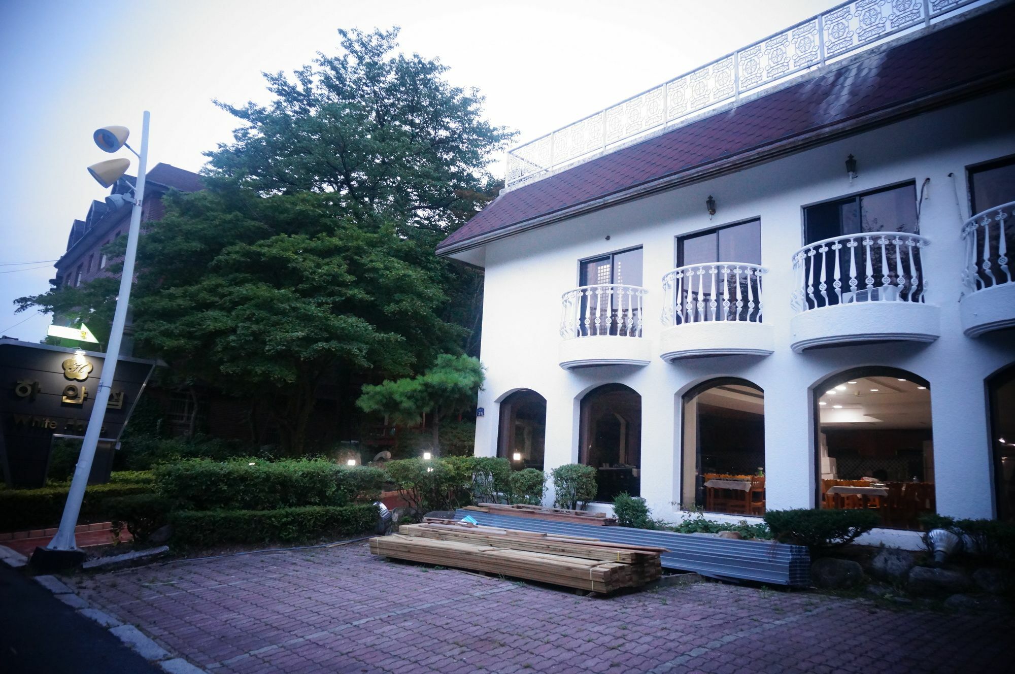 White House Hotel Sokcho Bagian luar foto